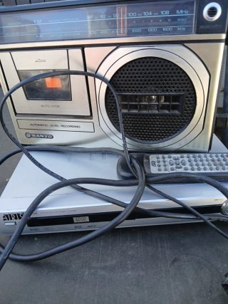 Radio Cassette Sanyo M2409F y DVD Airis