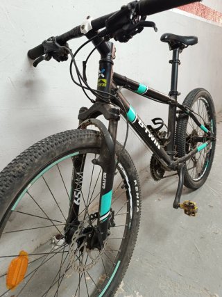 Bicicleta Btwin Negra y Turquesa