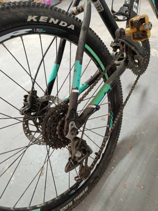 Bicicleta Btwin Negra y Turquesa