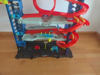 Hot Wheels City Ultimate Garage + pista lanzadera