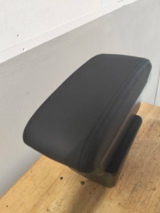 Reposabrazos coche negro