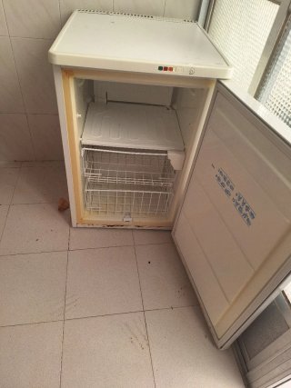 ​Congelador pequeño vertical Corbero