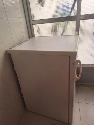 ​Congelador pequeño vertical Corbero