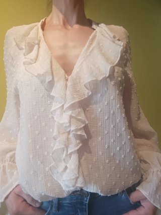 Blusa blanca con volantes
