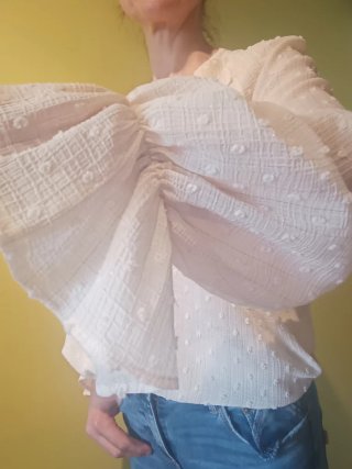 Blusa blanca con volantes