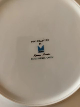 Vajilla de porcelana con detalles dorados