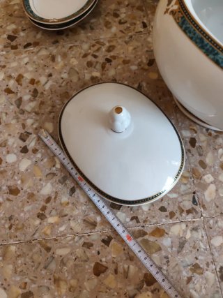 Vajilla de porcelana con detalles dorados