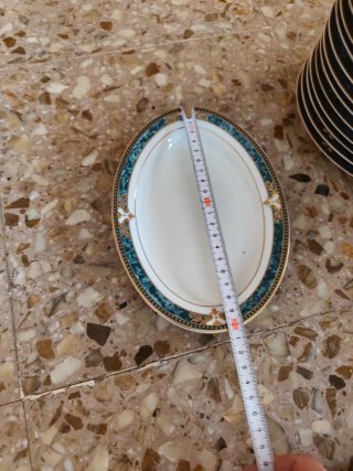 Vajilla de porcelana con detalles dorados