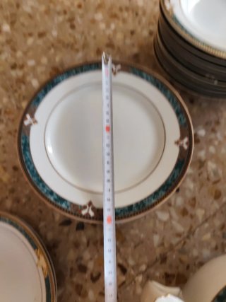 Vajilla de porcelana con detalles dorados