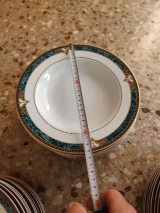 Vajilla de porcelana con detalles dorados