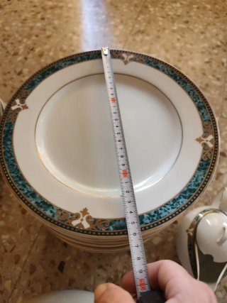 Vajilla de porcelana con detalles dorados