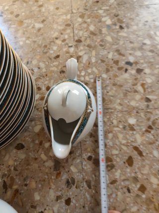 Vajilla de porcelana con detalles dorados