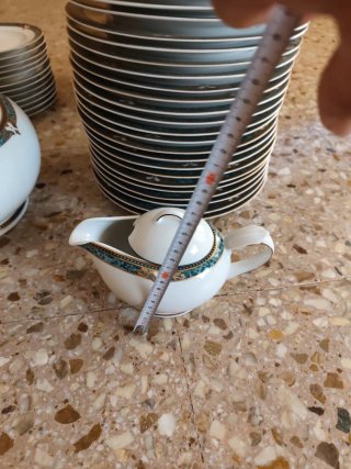 Vajilla de porcelana con detalles dorados
