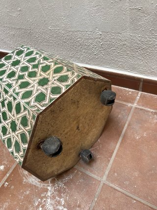 Macetero de cerámica con diseño geométrico