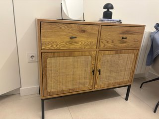 Mueble de roble con detalles en ratán