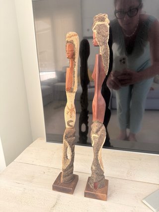 Esculturas de madera y piedra