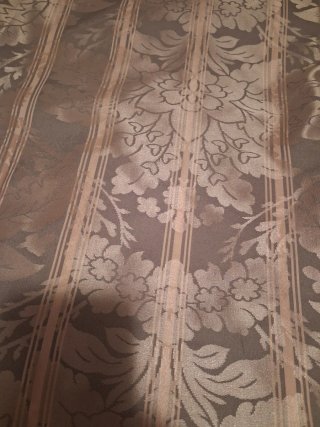 Cortinas de raso adamazcado beige y turquesa.