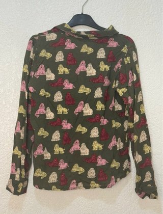 Blusa verde con estampado de perros Talla S