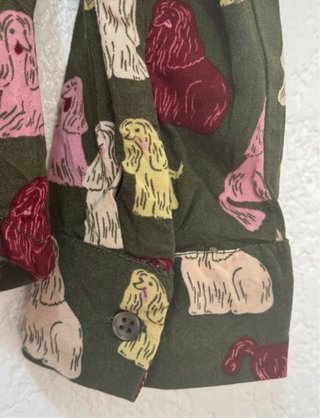 Blusa verde con estampado de perros Talla S