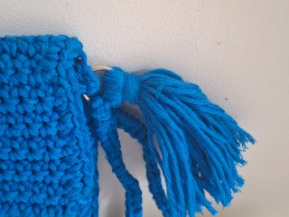 Bolso de mano azul con adorno 27x15 cm