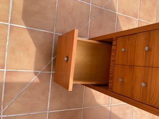 Escritorio de madera marrón