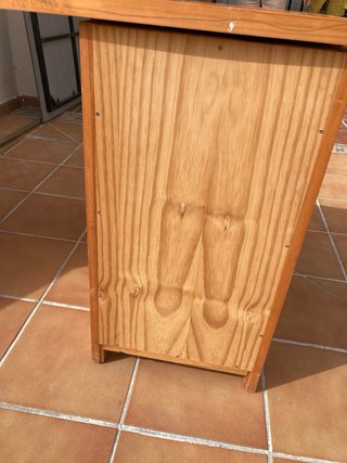 Escritorio de madera marrón