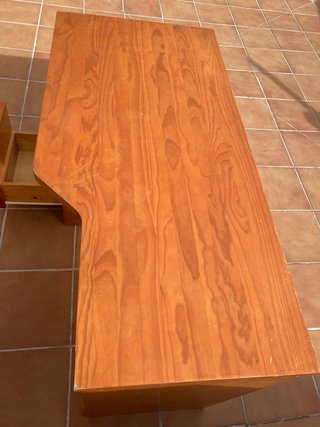 Escritorio de madera marrón
