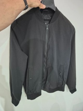 Chaqueta bomber negra y verde
