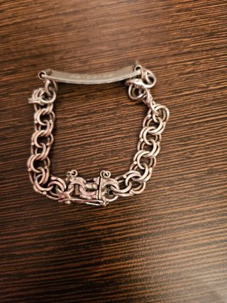 Pulsera de plata con placa grabada