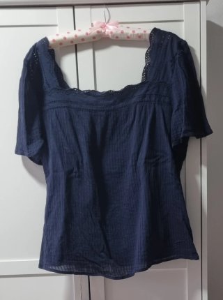 Blusa azul con escote cuadrado
