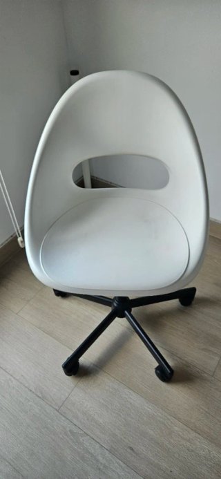 Silla IKEA LOBERGET/MALSKÄR blanca y negra