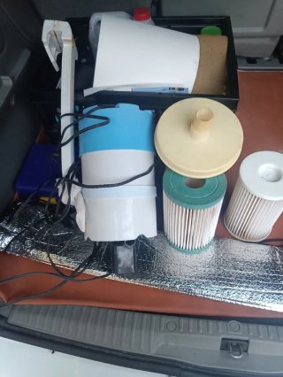 Depuradora colgante azul y blanca