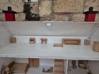 Casita de muñecas de madera