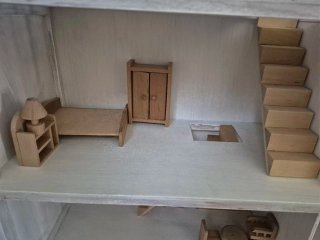 Casita de muñecas de madera