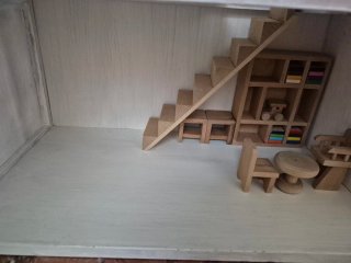 Casita de muñecas de madera
