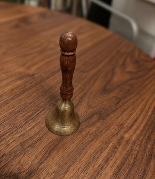 Campana de mano antigua