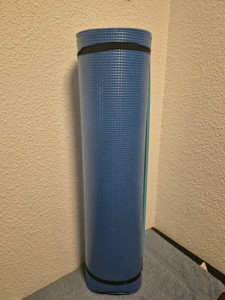 Esterilla azul para yoga o ejercicio