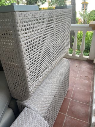 Sofá de terraza beige y gris