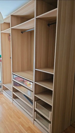 Guardaroba modulare in legno e metallo
