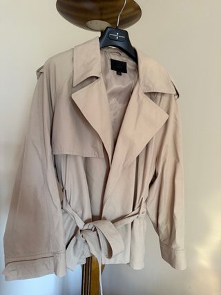 Gabardina corta beige con cinturón