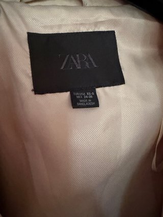 Gabardina corta beige con cinturón