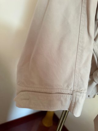 Gabardina corta beige con cinturón