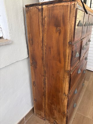 Cómoda rústica de madera con cajones