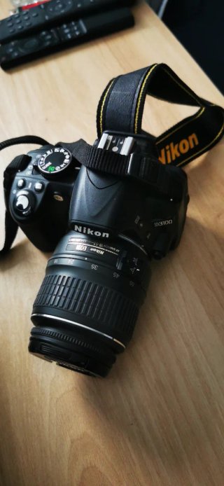 Cámara Nikon D3100 con accesorios