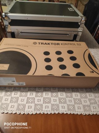 Controlador DJ Traktor Kontrol S2