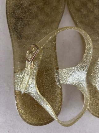Sandalias doradas brillantes