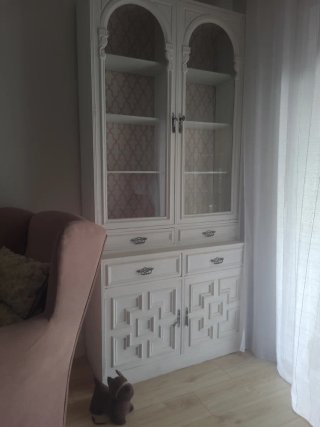 Mueble de salón blanco con detalles