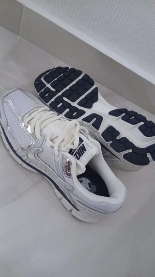 Zapatillas Nike Vomero 5 Mujer Plata y Blanco