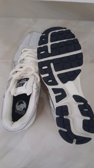 Zapatillas Nike Vomero 5 Mujer Plata y Blanco