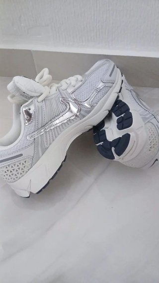 Zapatillas Nike Vomero 5 Mujer Plata y Blanco